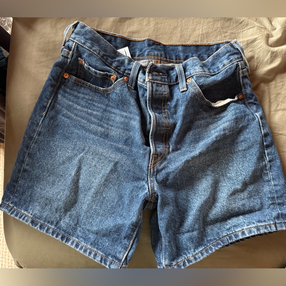 Levi high wasted shorts 
Size 29